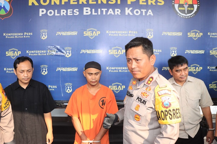 Kapolres Blitar Kota AKBP Danang saat merilis kasus temuan kerangka yang dikubur di salah satu rumah di Blitar. Dalam rilis tersebut, polisi menghadirkan SH yang tak lain adalah suami korban yang sekaligus tersangka dalam kasus ini. SP/Lestariono