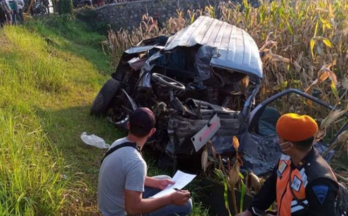 Petugas saat berada di lokasi.