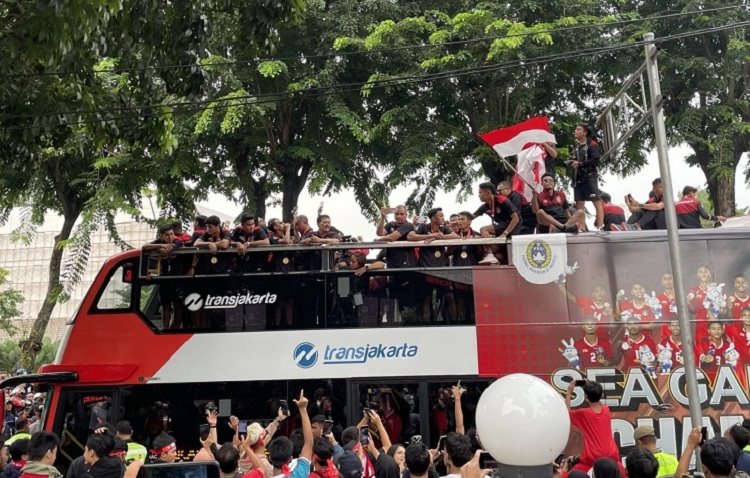 Penampakan terkini arak-arakan yang diikuti para atlet Indonesia dalam ajang SEA Games 2023 termasuk timnas sepak bola Indonesia U-22 mulai membludak dan mulai dipenuhi oleh warga. SP/ JKT 