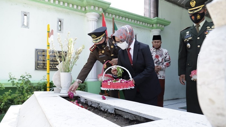 Bupati Jombang bersama Forkopimda Jombang saat tabur bunga di makam pahlawan.  SP/M Yusuf