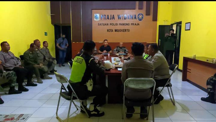 Petugas gabungan Satpol PP Kota Mojokerto mengamankan satu pasangan yang kedapatan berduaan di dalam kamar salah satu kos di Jalan Jawa Kelurahan/Kecamatan Kranggan