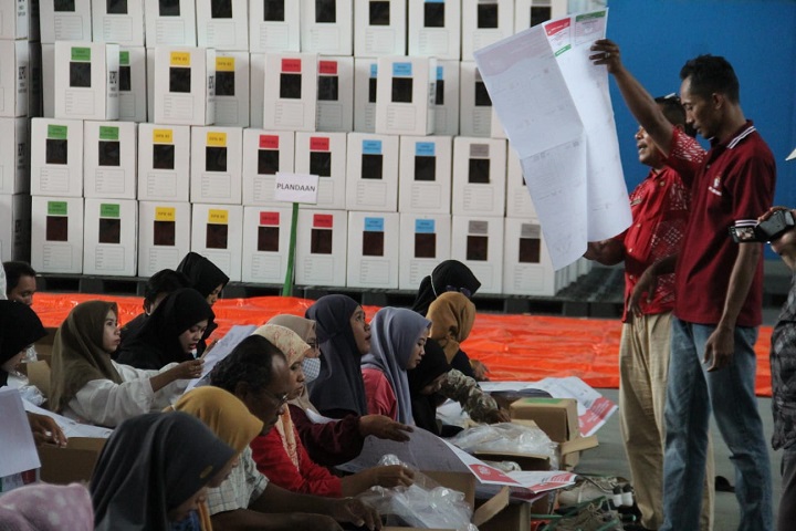 Pelipatan surat suara KPU Jombang. 