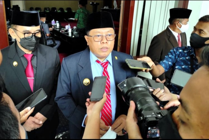 Wali kota Blitar Santoso saat memberikan keterangan kepada wartawan. SP/Lestariono