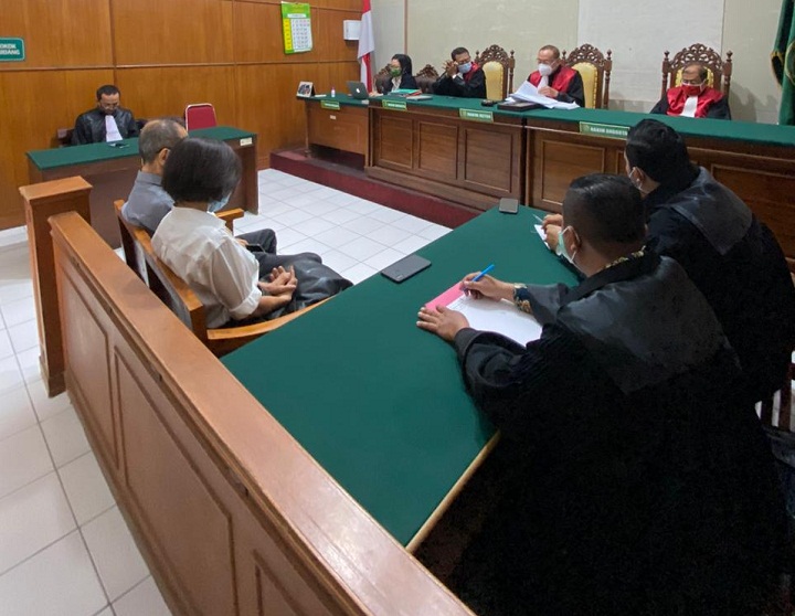 Pasutri Liauw Edwin dan Liem Inggriani saat menjalani sidang kasus penjualan tanah bermasalah yang digelar di Pengadilan Negeri Surabaya, Senin (30/11). SP/Budi Mulyono