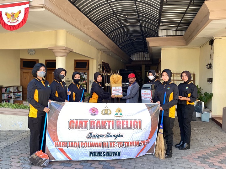 Polwan Polres Blitar dalam kegiatan bakti religi. SP/Lestariono