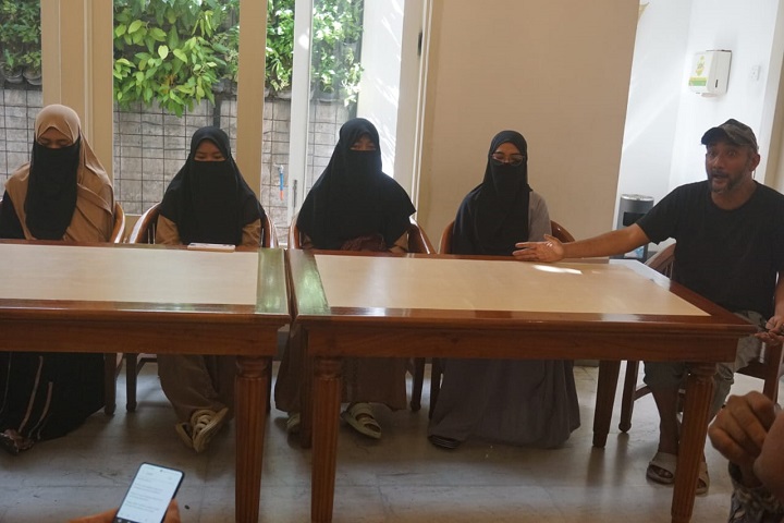 Tiga orang santriwati dan seorang ustazah dalam dakwaan dugaan pencabulan ustaz Muhammad Fahim Mawardi atau Kiai Fahim. SP/Budi Mulyono