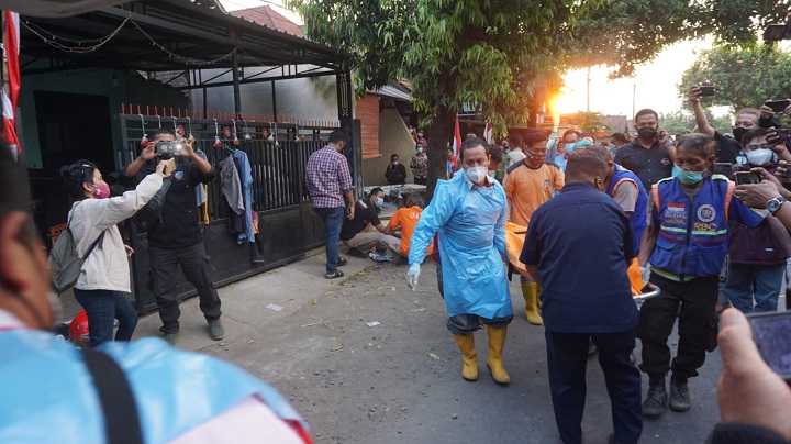 Petugas saat mengevakuasi jenazah korban. SP/Dwy AS