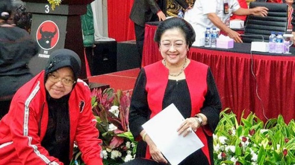 Walikota Surabaya Tri Rismaharini bersama dengan Megawati Soekarno Putri di salah satu acara
