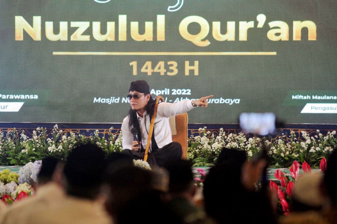 Gus Miftah saat memberikan tauziah pada peringatan Nuzunul Qur'an di Masjid Agung Al-Akbar, Surabaya