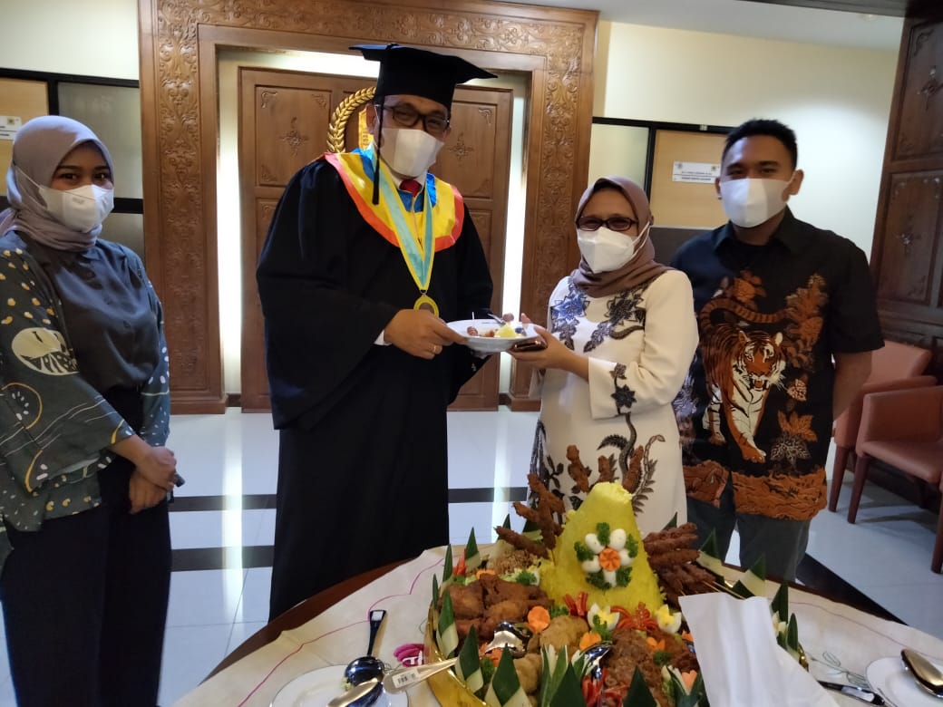 Andik Fadjar Tjahjono usai wisuda gelar Doktor S-3 Unair yang dilakukan secara virtual, Sabtu (26/6/2021).