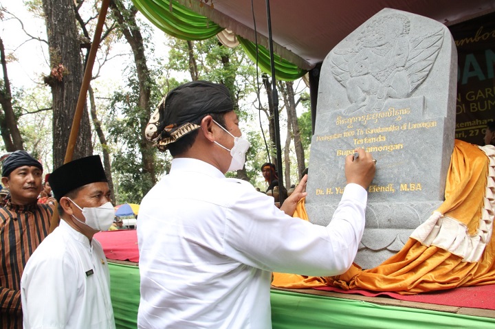 Bupati menandatangani tugu desa tertua dengan simbol Garudamukha Prasasti Batu berbentuk tugu Lancip.SP/MUHAJIRIN KASRUN