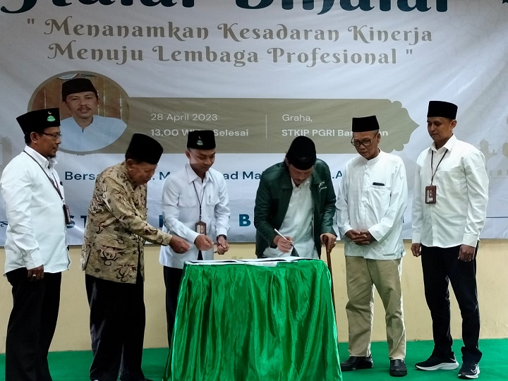 Ketua PCNU (jaket hijau) saat menandatangani MOU didampingi jajaran pengurus STKIP PGRI Bangkalan