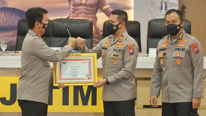 Kapolda Jatim memberikan piagam penghargaan kepada Kapolresta Malang Kota. SP/Her