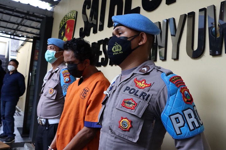 WE, tersangka curat ratusan juta yang diamankan Polresta Banyuwangi. SP/Her