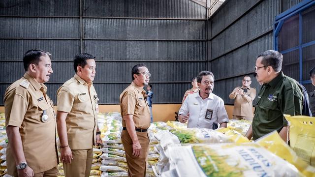 Disperindag Jember saat melakukan sidak ketersediaan kebutuhan pokok di sejumlah distributor di Jember. Foto: Diskominfo Jember.