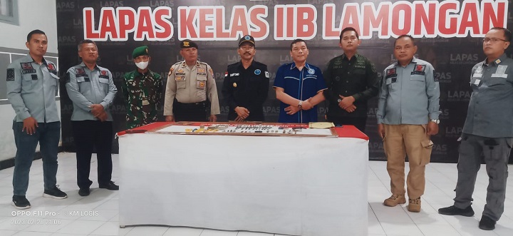 Hasil yang didapat dalam razia ditunjukan ke awak media. SP/MUHAJIRIN KASRUN