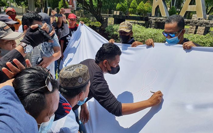 LSM Lira Kabupaten Probolinggo menggelar aksi penggalangan dukungan terhadap KPK dengan pembubuhan tanda tangan di depan Kantor Bupati di Kraksaan Probolinggo, Selasa (31/8/2021).