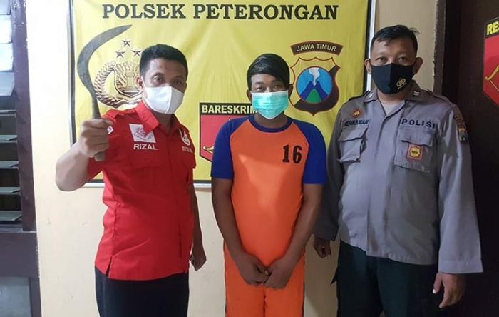 Polisi menunjukkan pelaku dan barang bukti berupa senjata tajam yang digunakan untuk menganiaya korban.