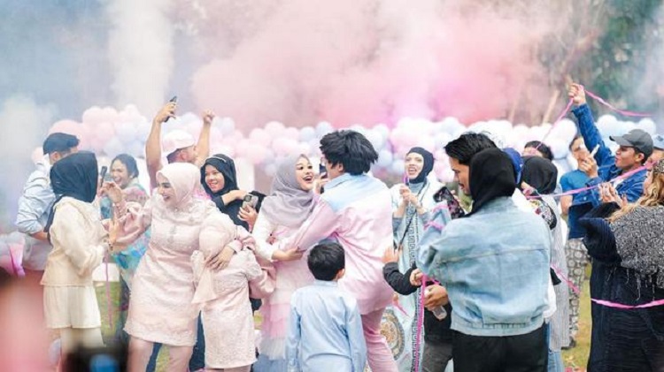 Momen bahagia pasangan Aurel Hermansyah dan Atta Halilintat beserta keluarga di acara Gender Reveal, Selasa (06/06/2023). SP/ JKT