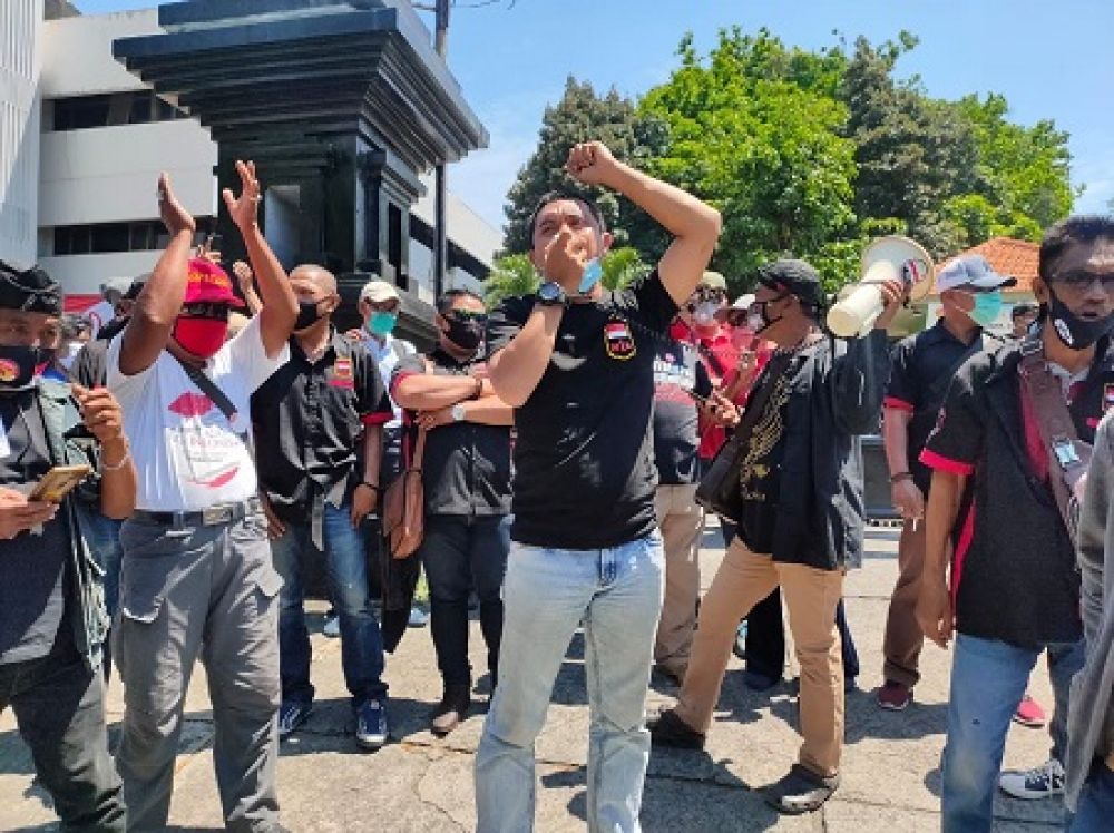 Ratusan masa yang tergabung dalam Surabaya Adalah Kita menggelar unjuk rasa menolak Silaturahmi Akbar di Gedung Juang 45 di Jl. Mayjen Sungkono, Surabaya, Senin (28/9/2020). SP/Arlana