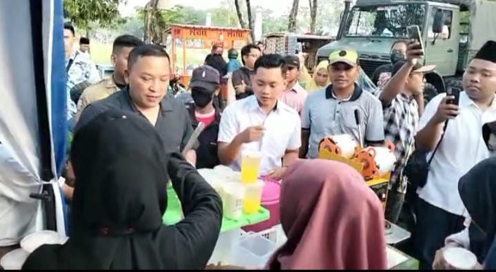 Bupati Sampang H.Slamet Junaidi saat borong takjil