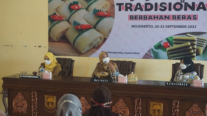 Wali Kota Mojokerto, Ika Puspitasari saat membuka Pelatihan Inkubasi Wirausaha Jajanan Tradisional Berbahan Beras di Lokasi Workshop Alas Kaki Surodinawan, Senin (20/9/2021). SP/Dwy Agus Susanti