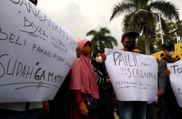 Sejumlah peternak ayam petelur mendatangi dua bank untuk meminta kebijakan atau pemutihan atas bunga bank yang ditanggungnya. SP/Hadi Lestariono