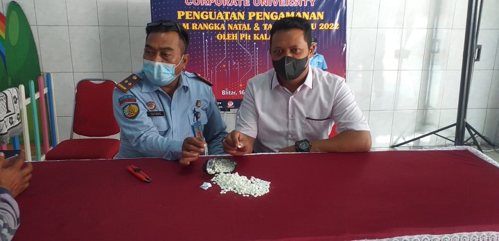 Petugas menunjukkan barang bukti saat rilis. SP/Hadi Lestariono