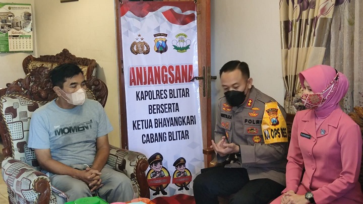 Kunjungan Kapolres Blitar AKBP Adhitya didampingi ketua Bhayangkari Ny Myrna Adhitya. SP/Hadi Lestariono