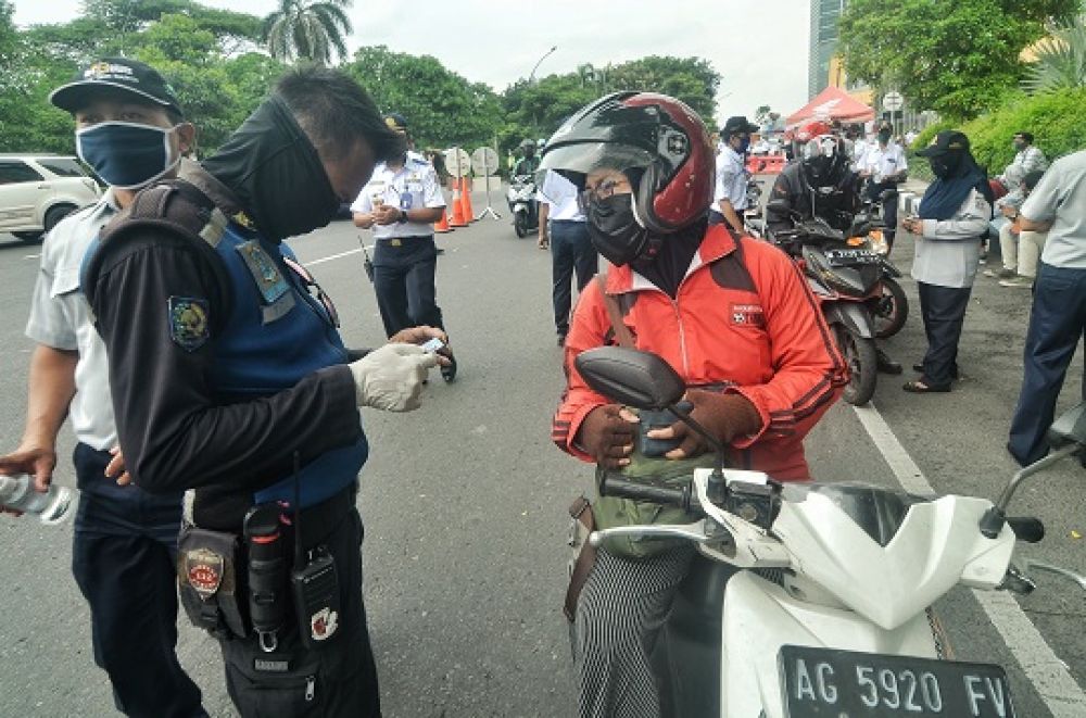 Petugas memeriksa pengendara motor yang telah melanggar aturan ,SP/Arlana