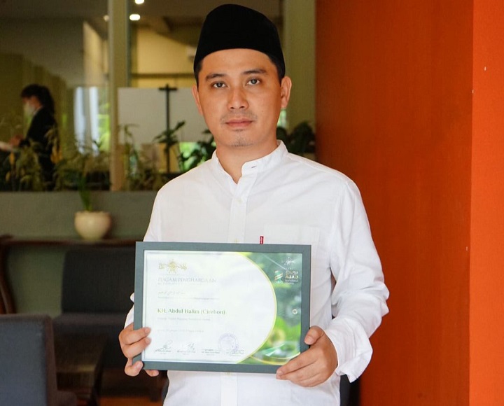 Gus Barra saat menunjukkan penghargaan dari PBNU