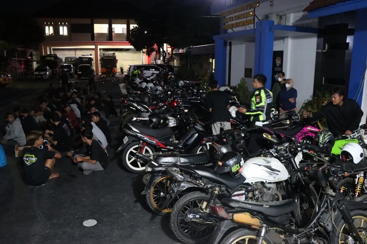 Para pemuda dan sejumlah kendaraan roda dua diamankan Satlantas Polres Blitar Kota. SP/Lestariono