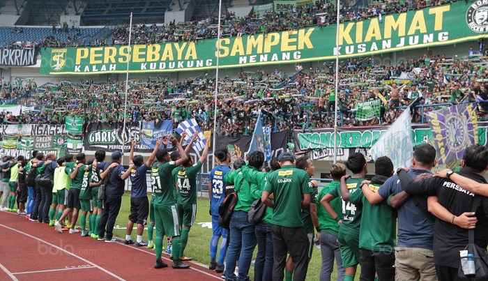 Aksi ribuan Bonek saat mendukung Persebaya Surabaya. Sp/ BO/Nicklas Hanoatubun