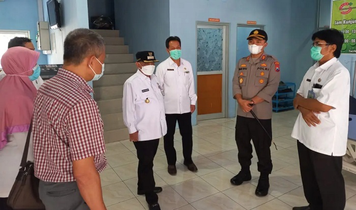 Ketua Satgas Covid-19 Kabupaten Situbondo, Karna Suswandi bersama Kapolres, AKBP Imam Rifa'i saat meninjau penambahan ruang ICU dan non ICU di RSUD dr Abdoer Rahem, SP/IN