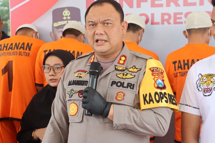 Kapolres Blitar AKBP Anhar ketika beri keterangan, dan tunjukan Barang bukti. SP/Lestariono