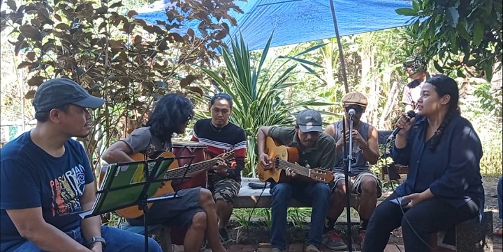 Imam Djoko Sih Nugroho (kiri, kaos biru)