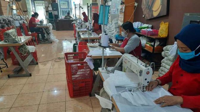 UMKM asal Surabaya memproduksi masker. SP Dok Pemkot Surabaya