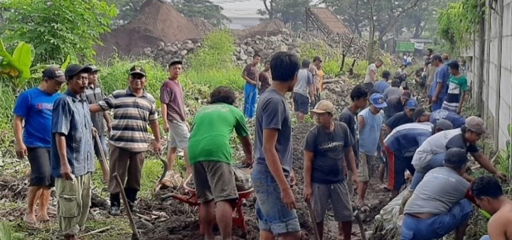 Warga Legok kerja bakti  membuat saluran air. SP/Ony