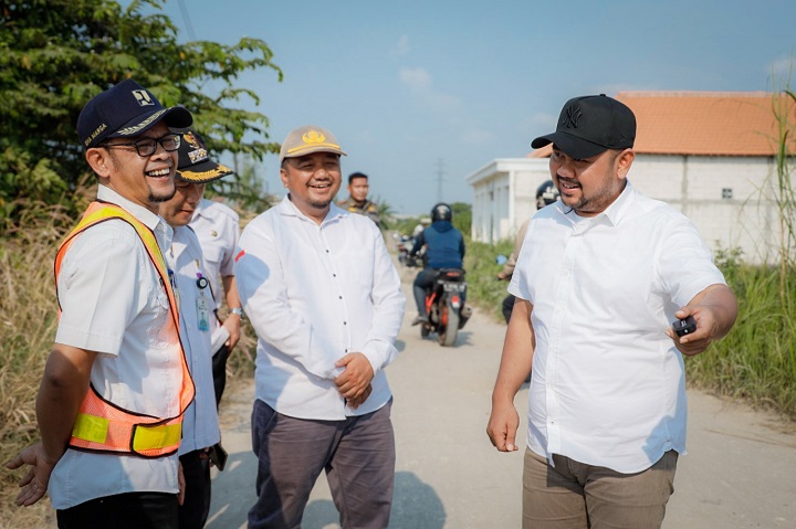 Bupati Fandi Akhmad Yani didampingi pejabat Dinas PUTR Gresik dan Kades Banjarsari Suwondo saat meninjau ruas jalan Banjarsari - Prambangan yang akan segera diaspal. SP/Grs