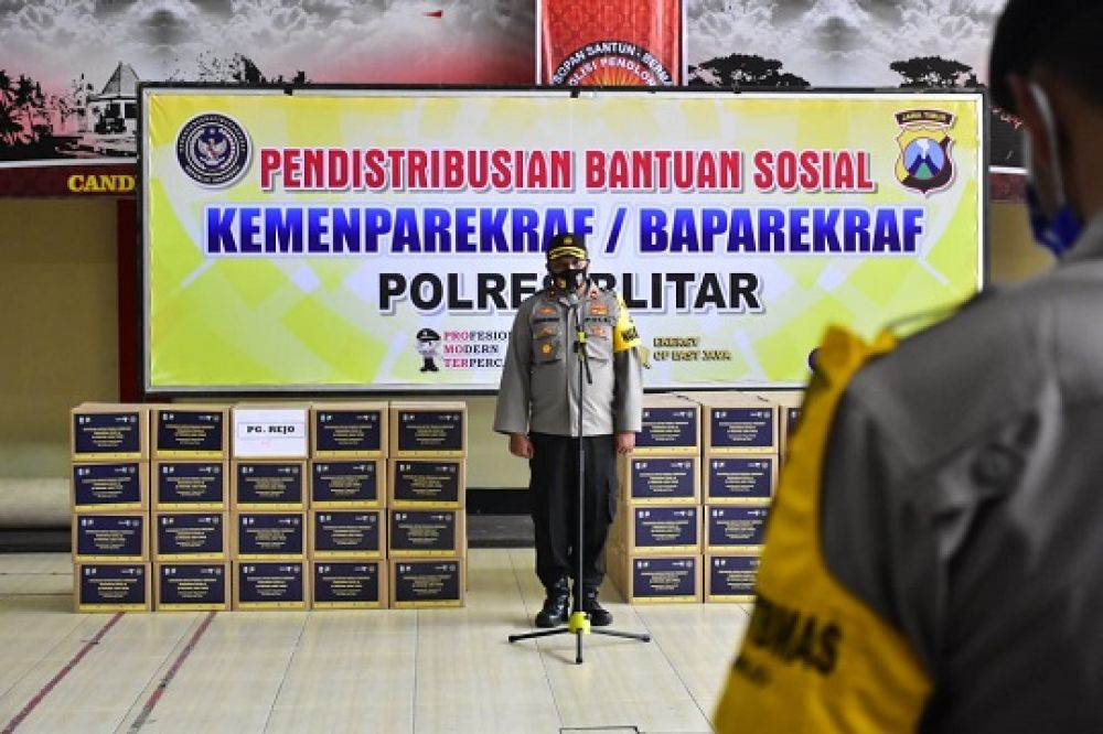 Acara penyerahan bantuan Oleh Waka Polres Blitar Kompol Himawan S.IK. SP/Les