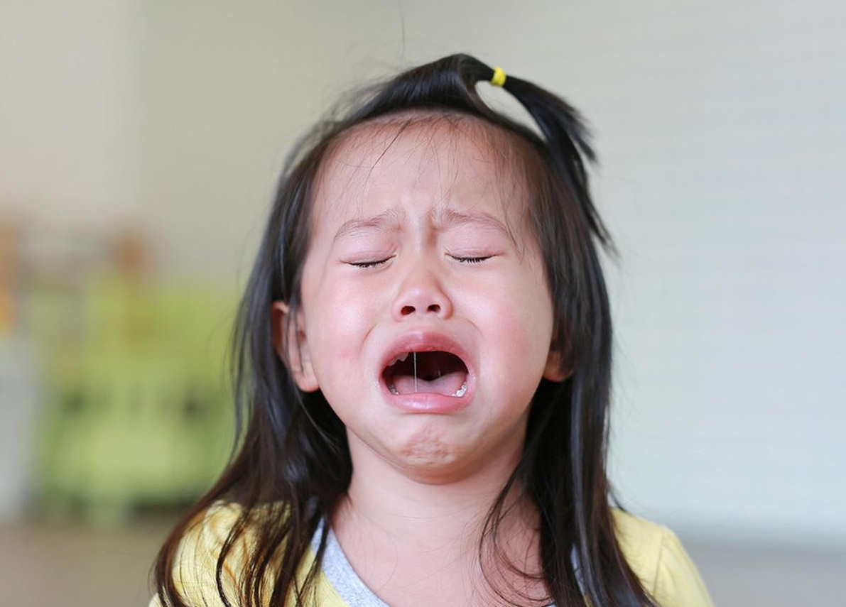 Mengizinkan kehadiran emosi negatif akan membantu seseorang belajar mengelola perasaan.