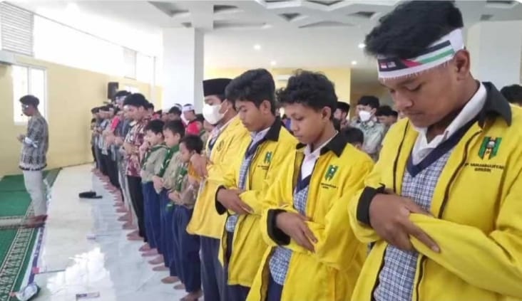 Suasana kegiatan Salat Gaib yang digelar pelajar Muhammadiyah Gresik dengan SRI Seremban, Negeri Sembilan, Malaysia, bertempat di Smamsatu Gresik. SP/Grs