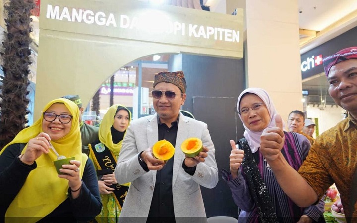 Bupati Irsyad Yusuf dalam pameran PIATTEX Jakarta 2023