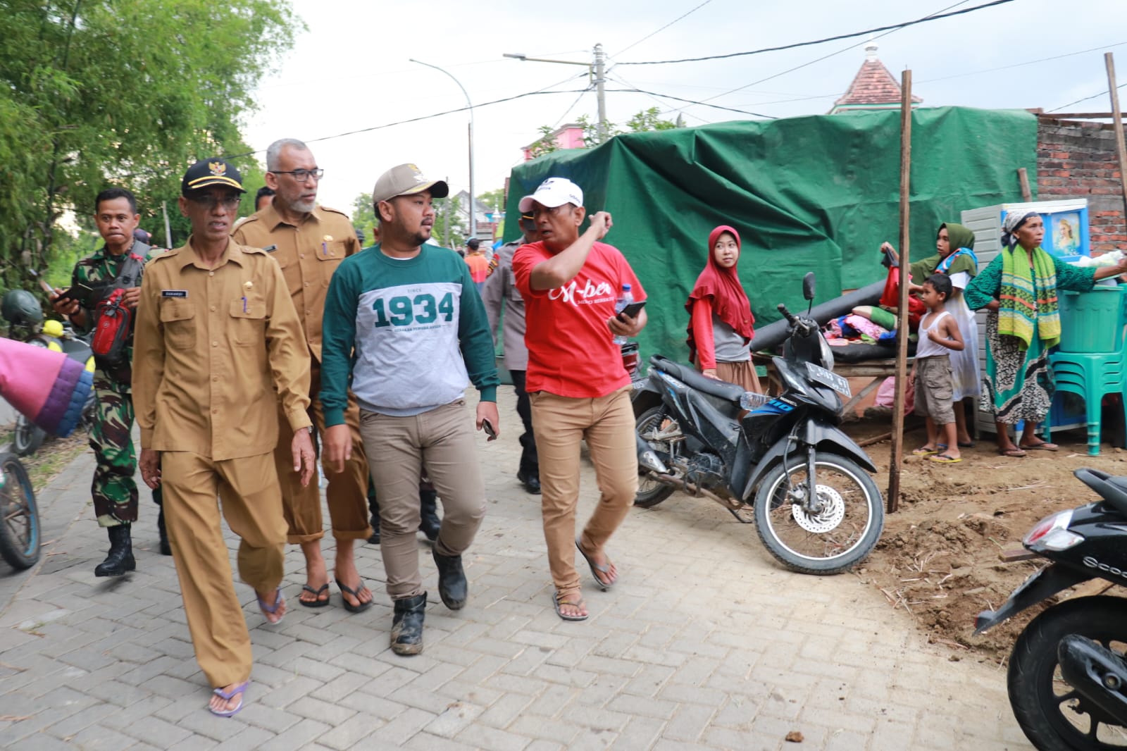 Bupati Gresik Gus Yani didampingi pejabat terkait saat meninjau Anak Kali Lamong yang jebol di Desa Cermen, Kecamatan Kedamean, Kabupaten Gresik. Foto: SP/Grs