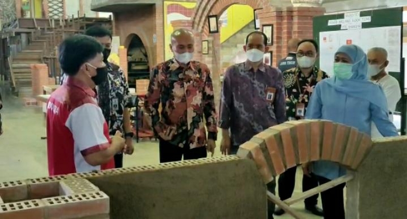 Gubernur Khofifah meninjau Balai Besar Pengembangan Penjaminan Mutu Pendidikan Vokasi Bidang Otomotif dan Elektronika milik Kemendikbud RI di Malang. SP/ Kominfo Jatim