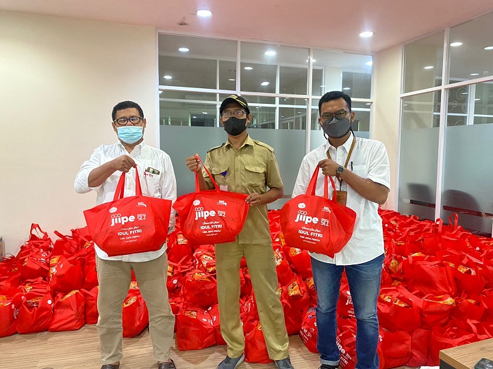 Ratusan paket sembako yang dibagikan JIIPE kepada warga di sekitar kawasan. SP/Grs