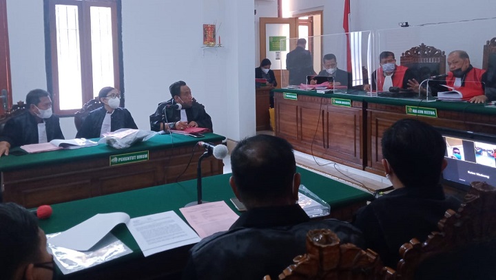 Terdakwa Rommy Hartono perkara penggelapan uang supplier besi, menjalani sidang di ruang Garuda 2 PN.Surabaya, secara online Rabu (08/09/2021). SP/Budi Mulyono