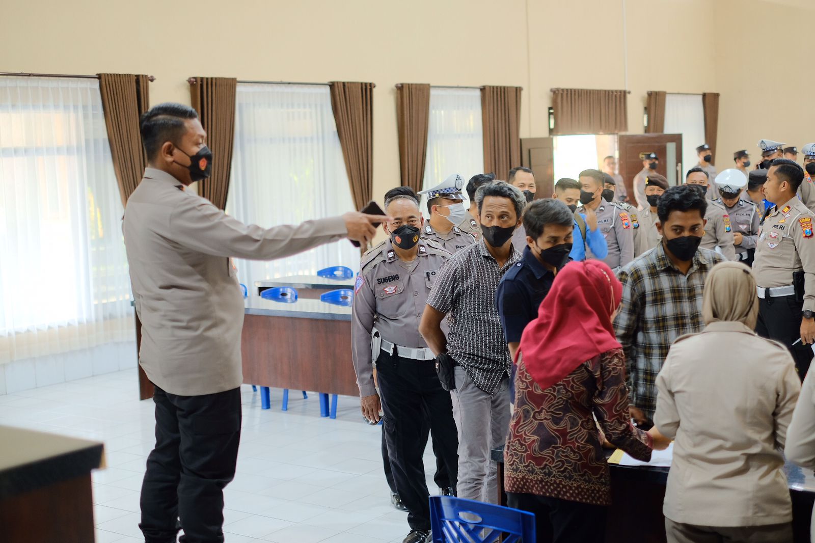 Tampak seluruh anggota melakukan tes Urine di gedung Patria Tama. SP/Hadi Lestariono