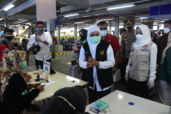 Gubernur Khofifah saat memantau vaksinasi Covid-19 hari kedua di PT Surabaya Autocomp Indonesia (SAI) Ngoro Industrial Park (NIP), dengan didampingi Bupati Mojokerto Ikfina Fahmawati. SP/Dwy Agus Susanti