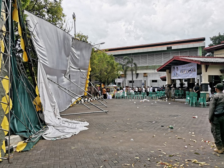 Penampakan tenda kegiatan Safari Ramadhan Pemkab Tuban usai diterjang angin. 